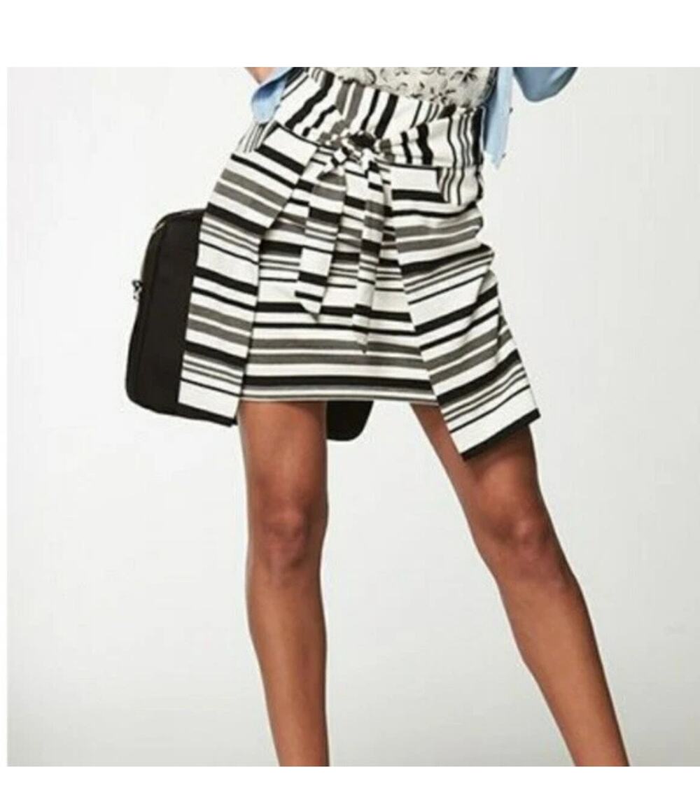 Cabi 5185 grandstand striped skirt women’s size S with pockets